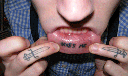 Gif animé bouche tatouée